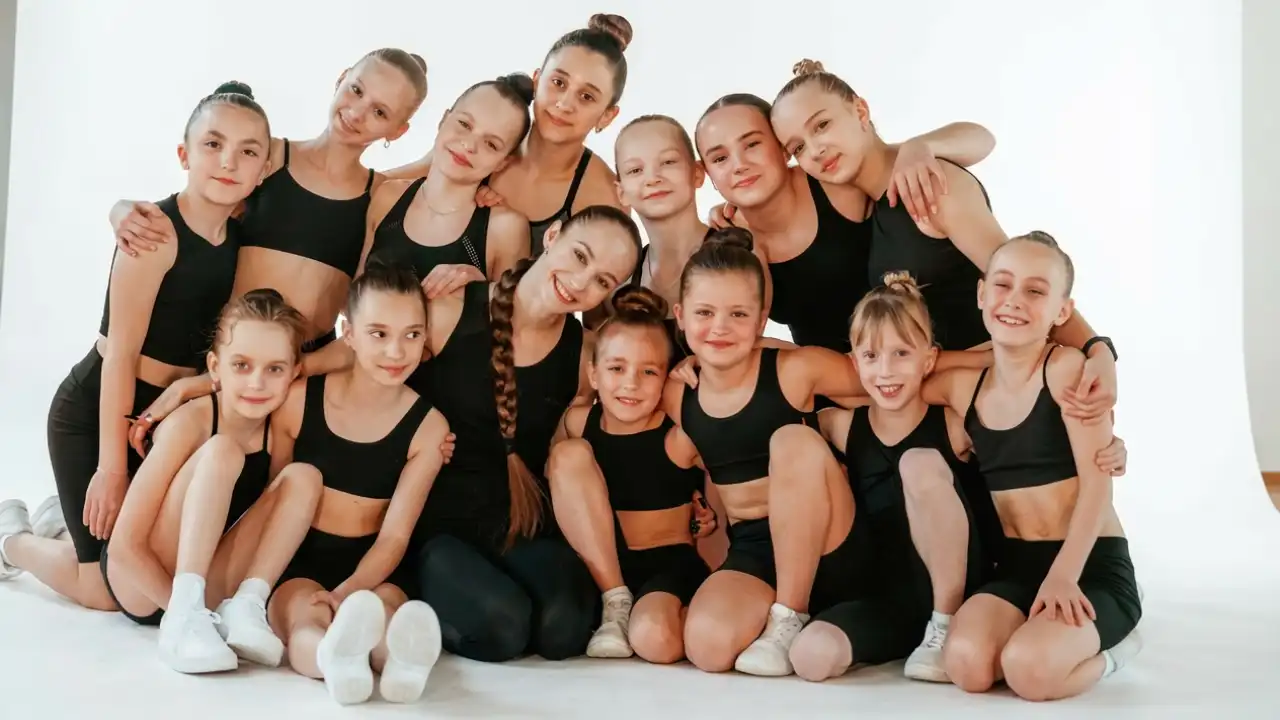 Group of girls and teenagers posing in a children’s contemporary dance class